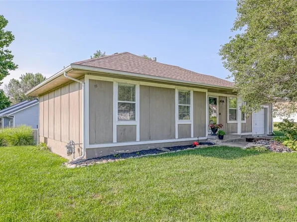 611 Willow Ln, Peculiar, MO 64078