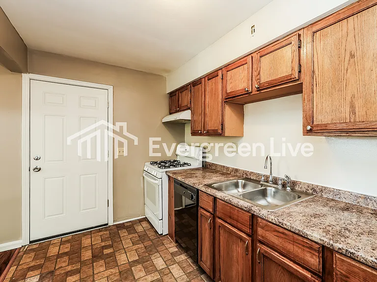 953 Covedale Ave — Photo 7