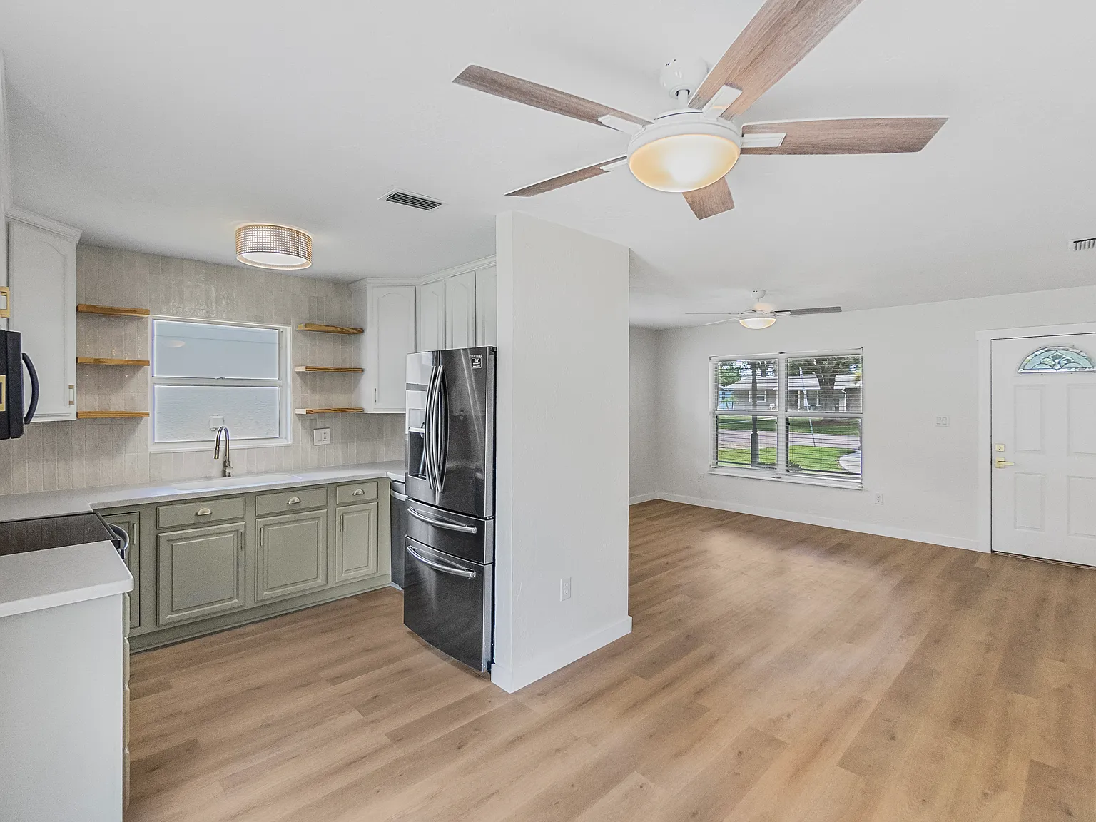 3 bed, 1075 sqft, $3,250 — Photo 3