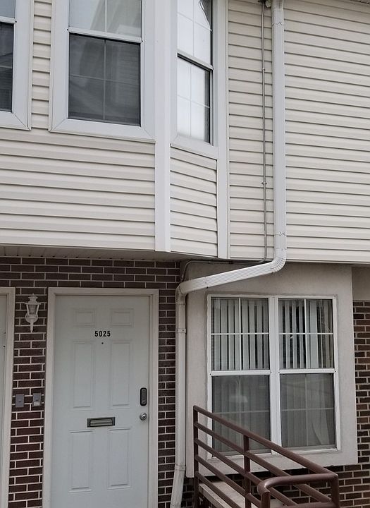 1st image of 5025 Warren St #2