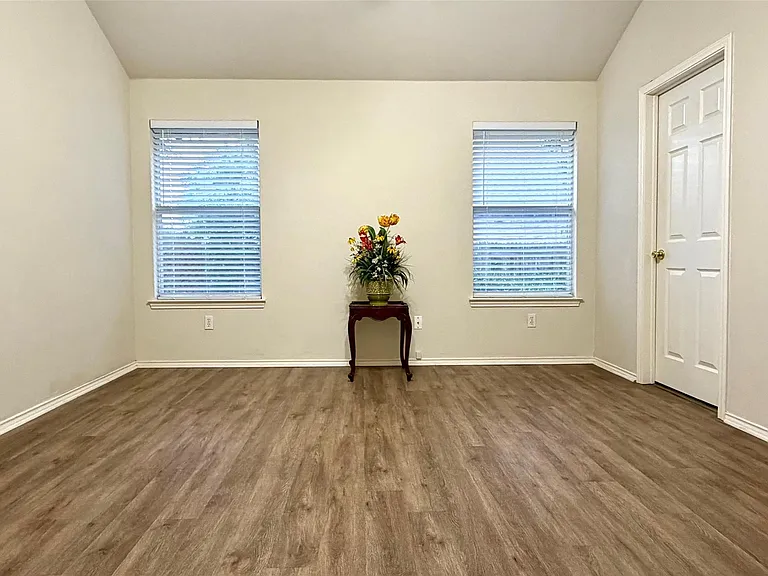 2325 Clover Ridge Dr — Photo 4