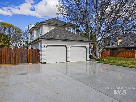 3rd image of 411 Bridlewood Ave