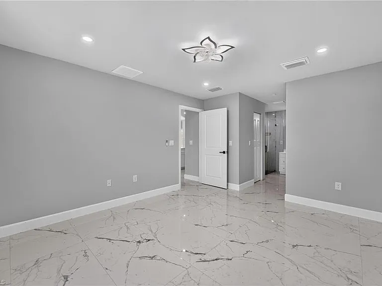 3211 43rd St SW — Photo 5