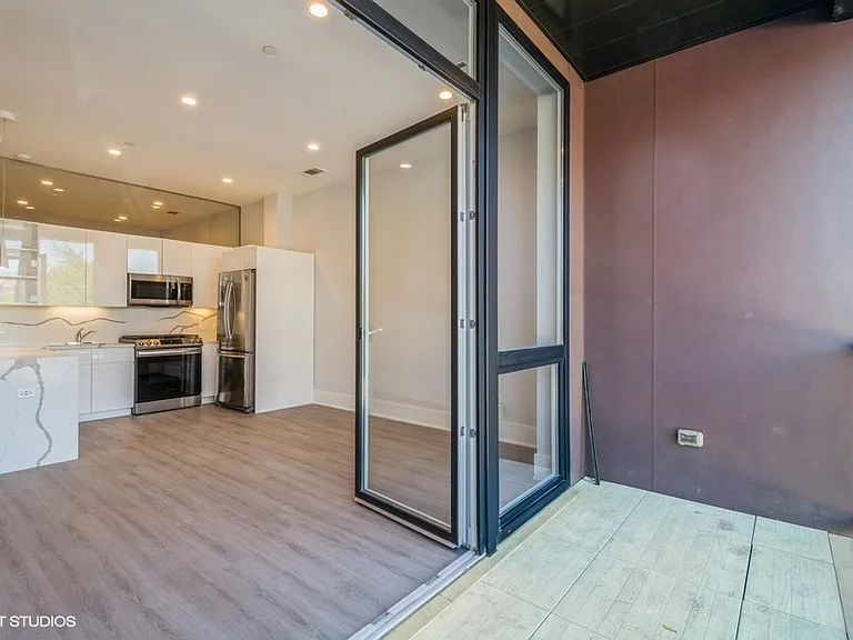 2401 W Wabansia Ave #Penthouse 507 — Photo 2