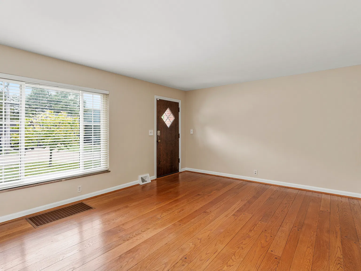 4 bed, 2100 sqft, $2,990 — Photo 3