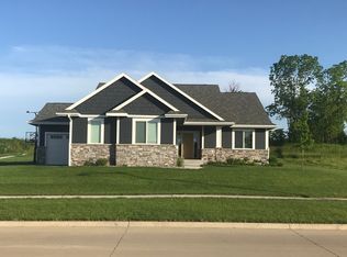 710 Indian Ridge Dr, Waukee, IA 50263