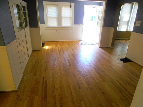 3rd image of 71 E Como Ave