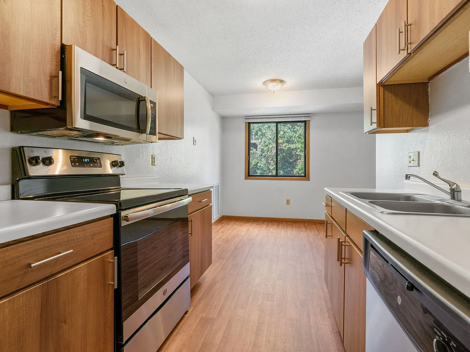 Westwind Apartments — Photo 2