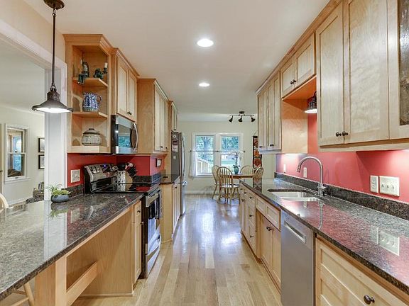 5th image of 2527 Lake Ave