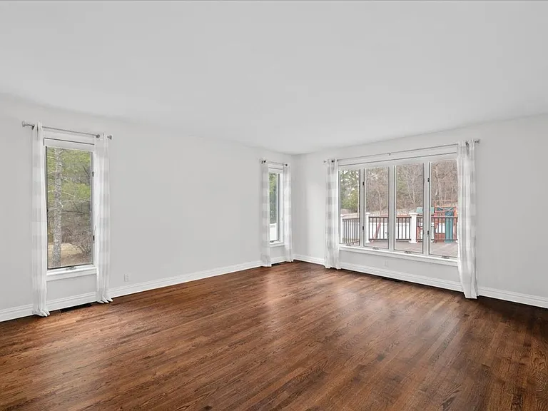 745 Iris Ct — Photo 7