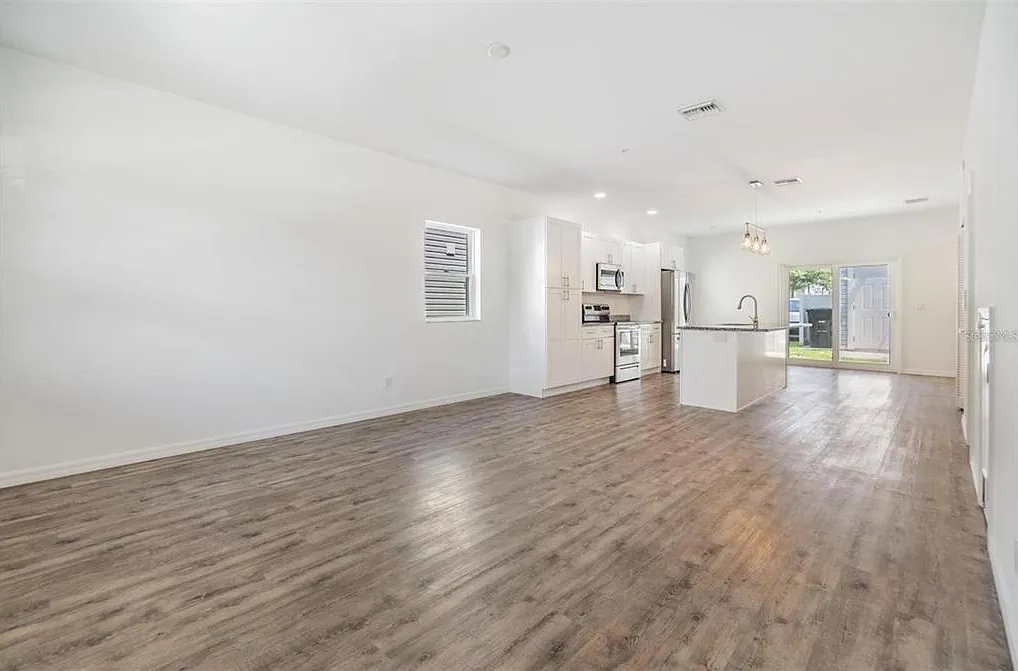 3 bed, 2.5 bath, 1436 sqft, $2,500 — Photo 3