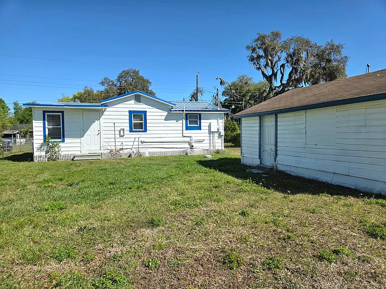 2253 Golfview St — Photo 3