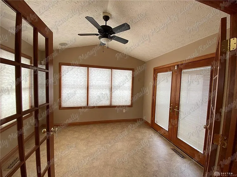 6353 Charlotte Ct — Photo 15
