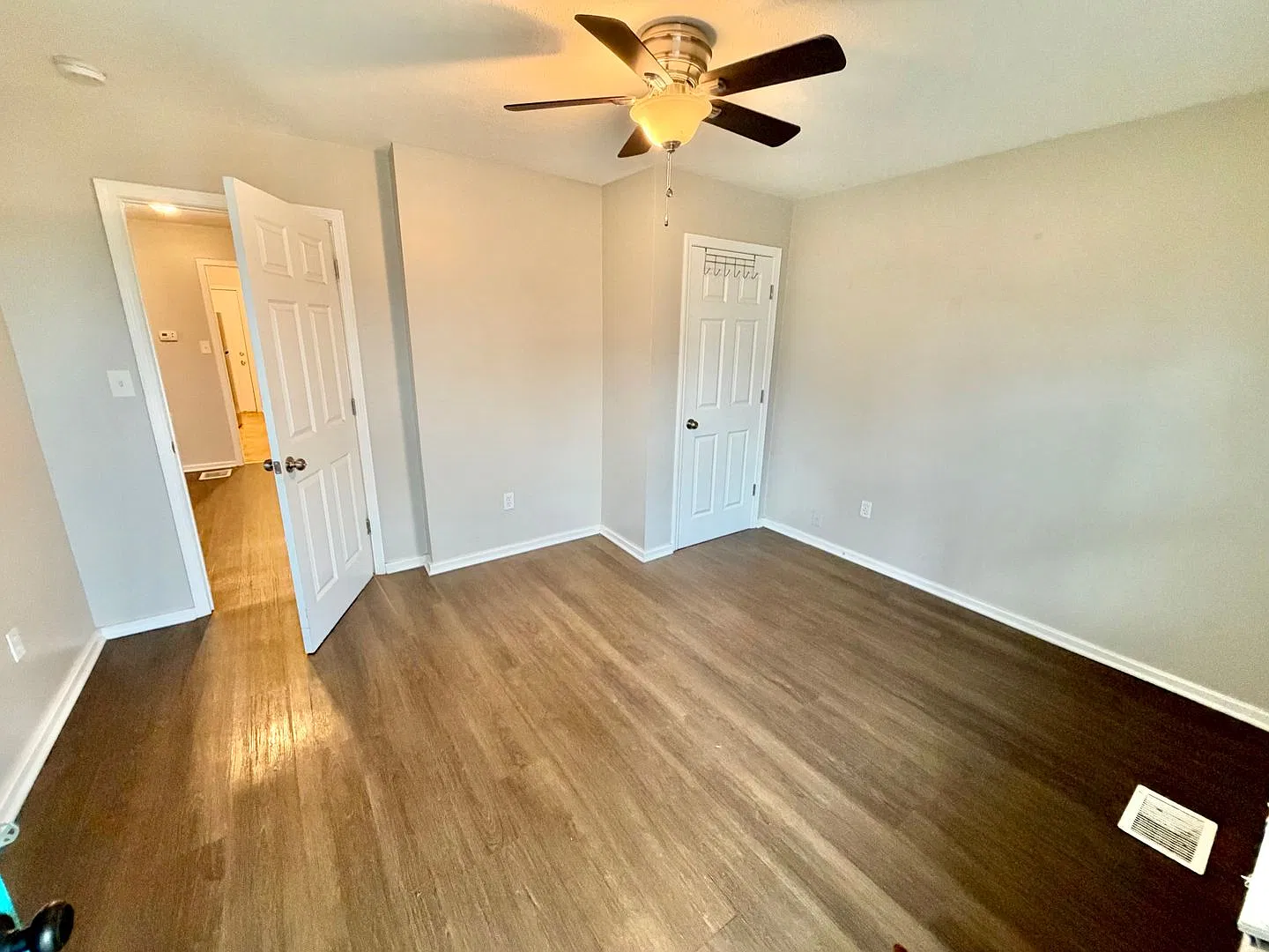 1349 S Preston St - 1 Bedroom Plus Bonus Room House in Shelby Park, Fenced Yard, Off-Street Parki... — Photo 2