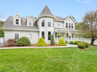 6 Larsen Dr, Succasunna, NJ 07876
