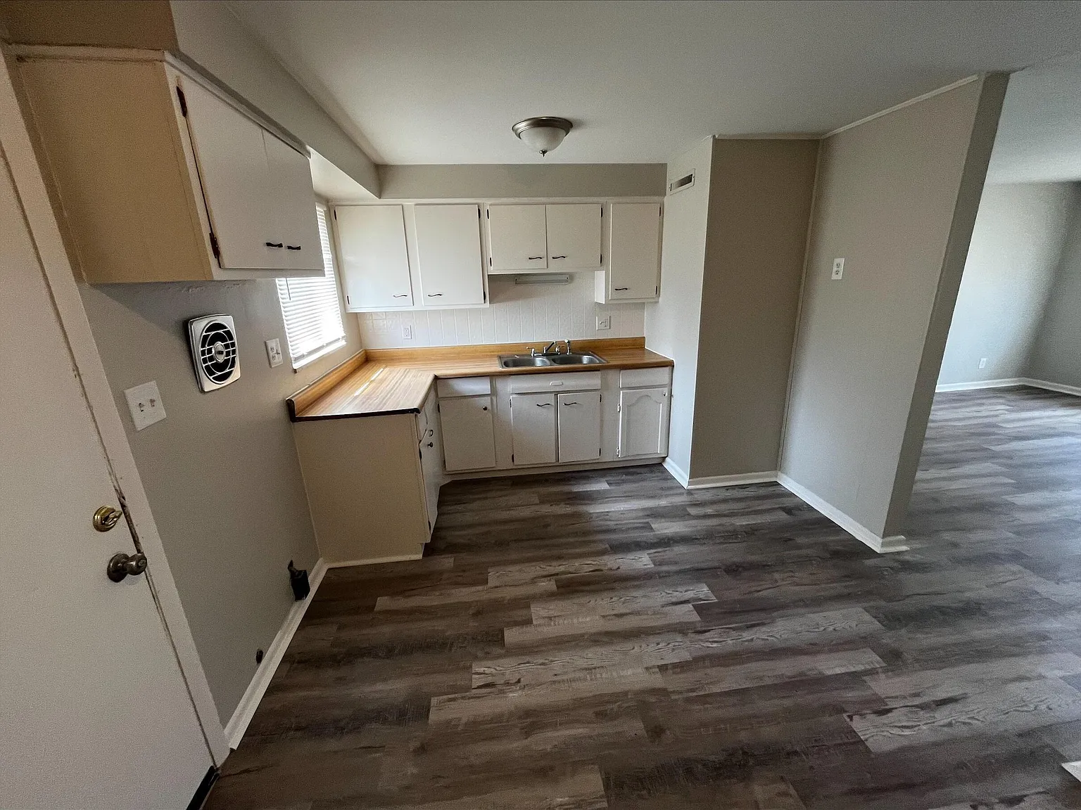 2 bed, 1.0 bath, 4941 sqft, $975 — Photo 3