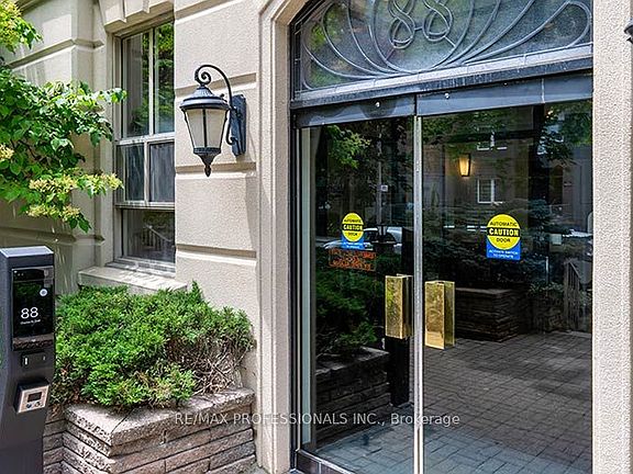4th image of 88 Charles St E #702