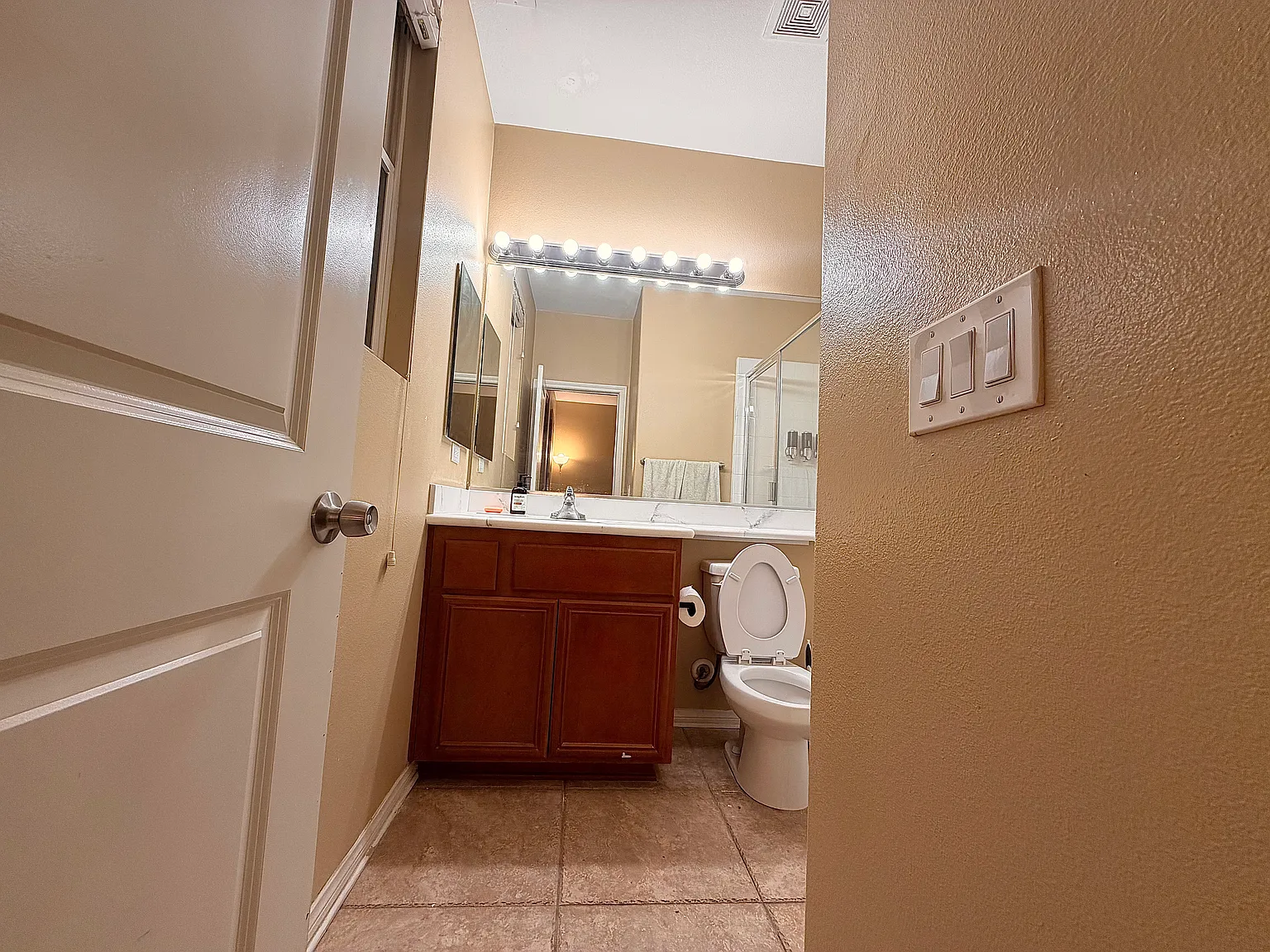 5 bed, 4187 sqft, $1,299 — Photo 4