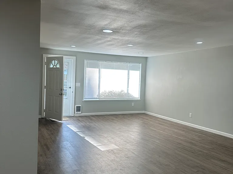 16607 Benson Rd S — Photo 4