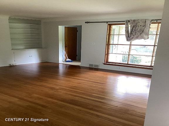 3rd image of 118 Trier St