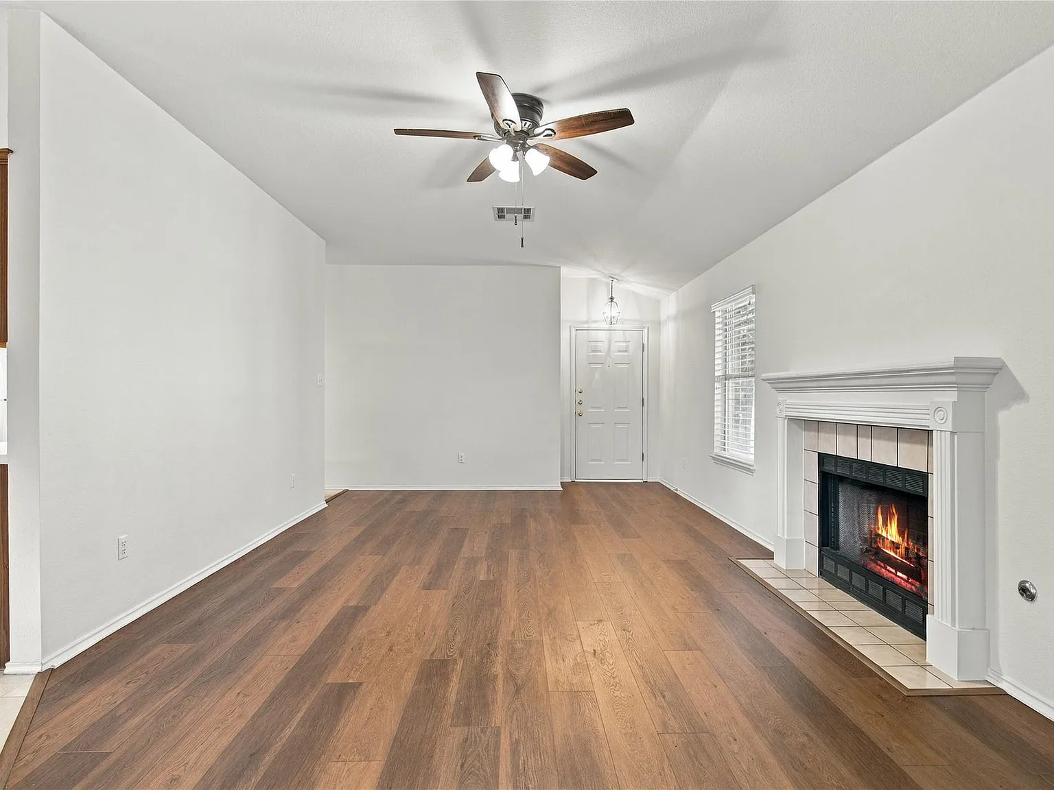 3 bed, 2.0 bath, 1328 sqft, $2,225 — Photo 4