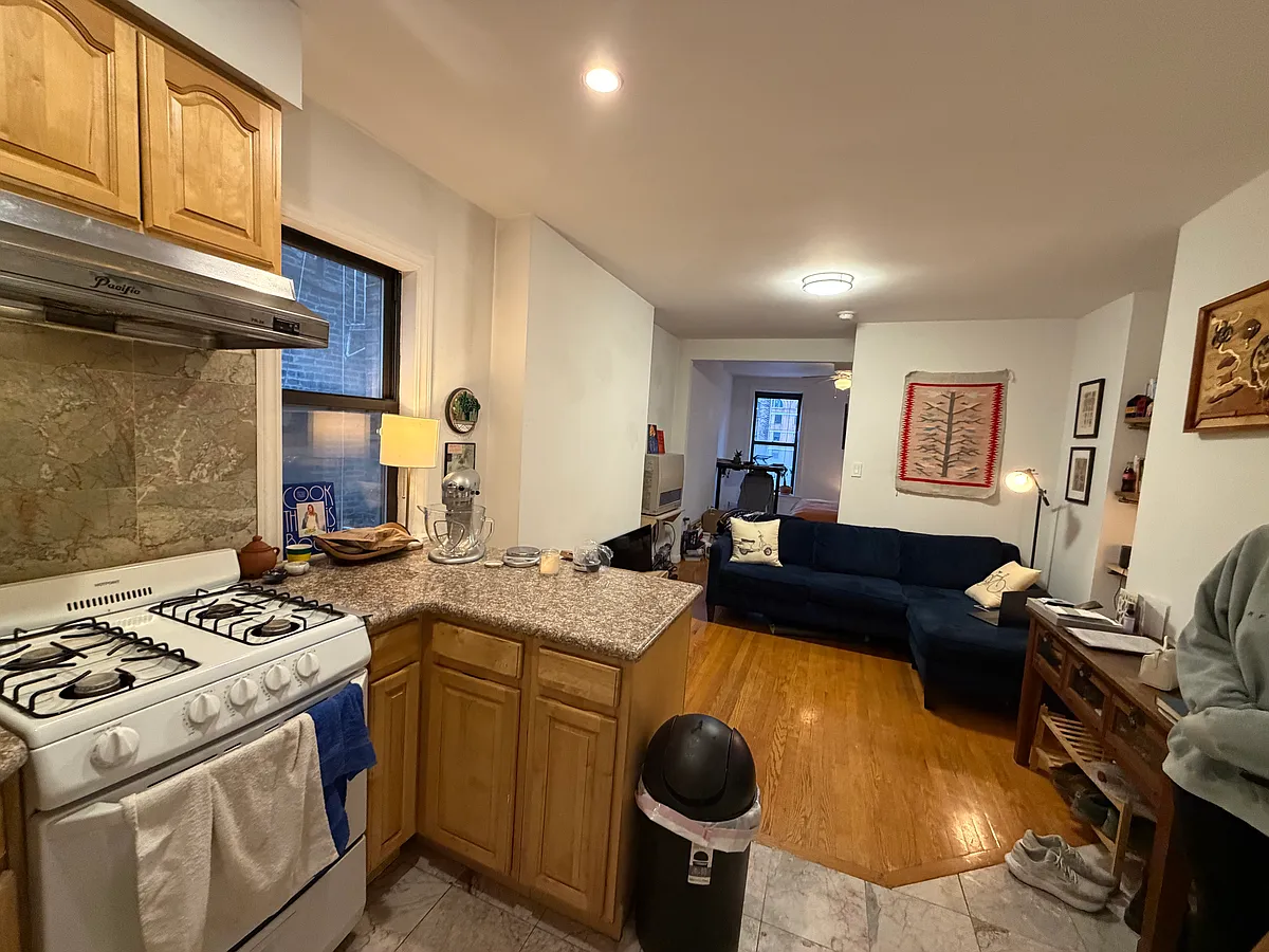 Building Photo - 154 Mott St #4A