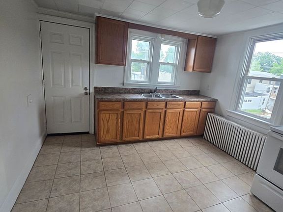 4th image of 935 S Queen St Floor 3