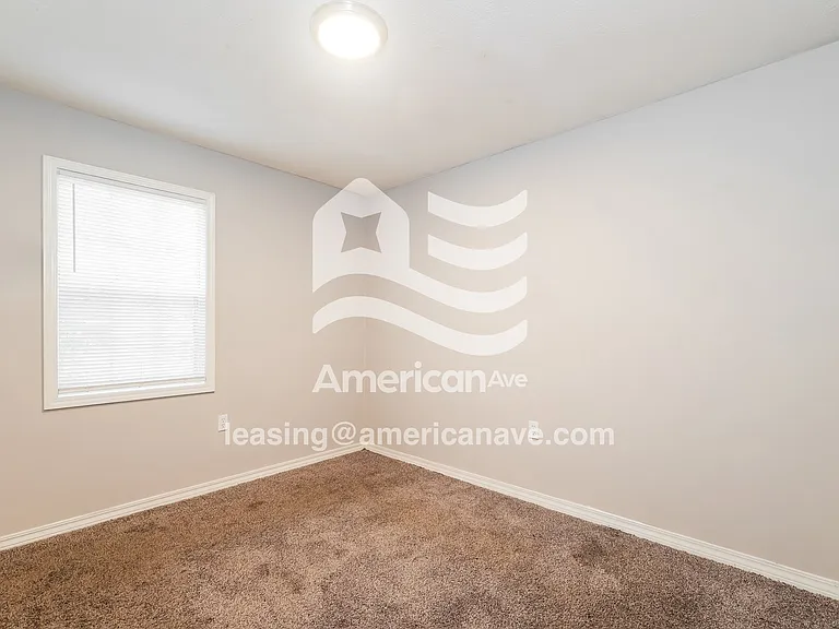 1339828_011_bedroom_11.jpg