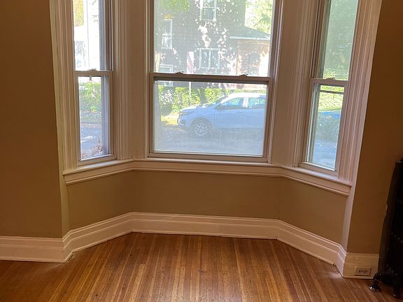 2nd image of 220 Mount Vernon Ave #1