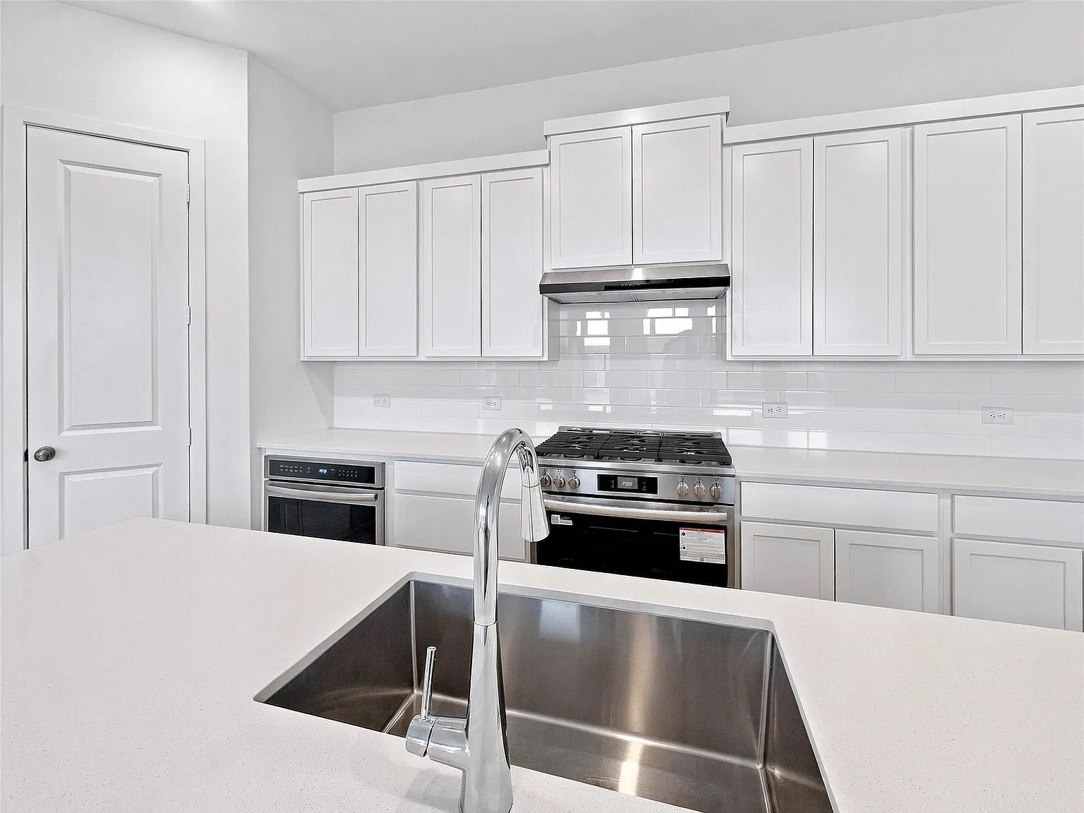 4 bed, 3.0 bath, 2263 sqft, $2,500 — Photo 2