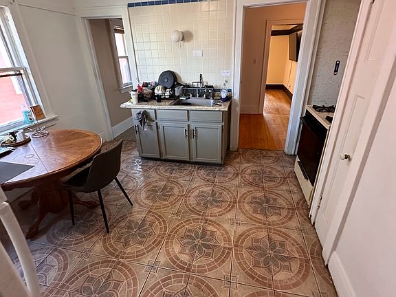 4th image of 2960-2962 N Maryland Ave #2