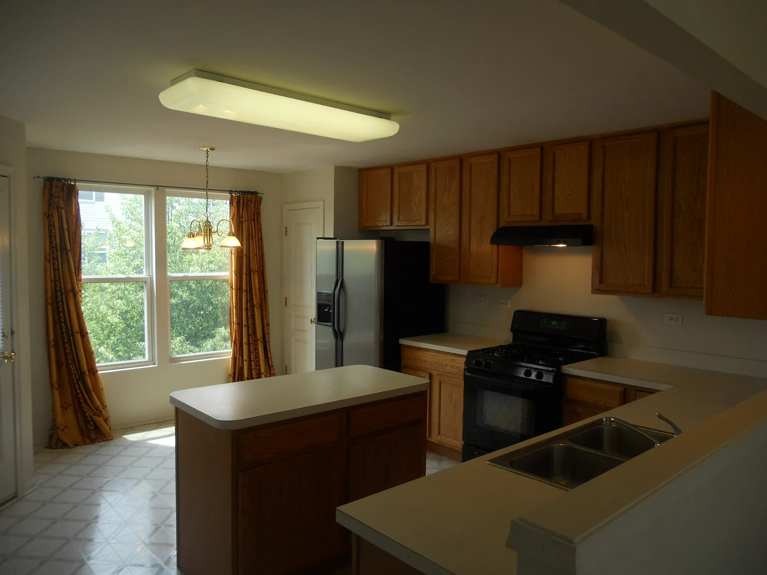 3 bed, 2.5 bath, 1981 sqft, $2,890 — Photo 3