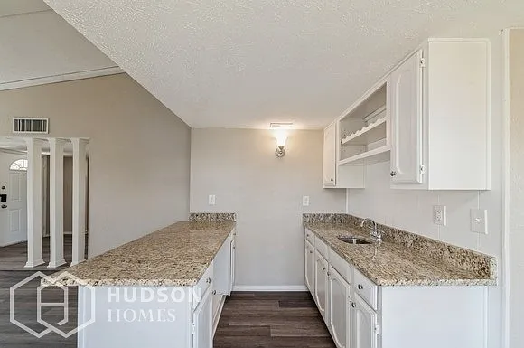 8609 Kensington Dr — Photo 6