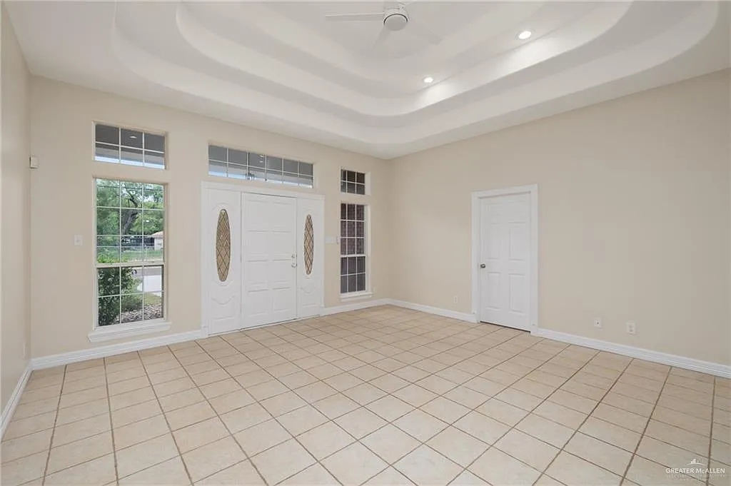 3 bed, 2.0 bath, 1630 sqft, $1,900 — Photo 2