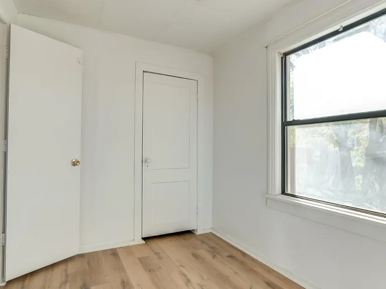 807 W 5th St — Photo 4