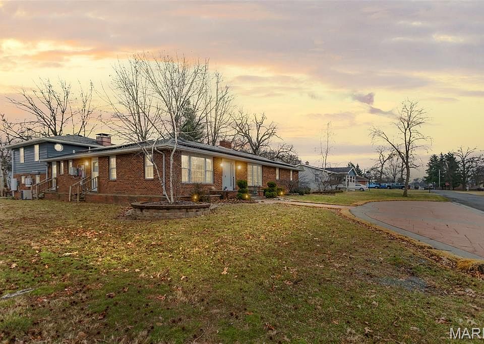 1st image of 7 Davis Dr