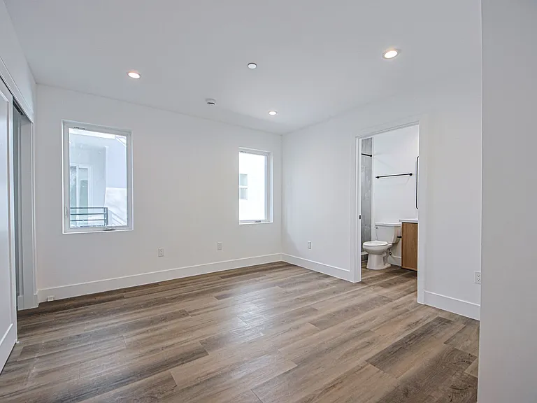 Luxury 3 & 4 Bed Townhomes a Short Walk to Topanga Village! — Photo 19