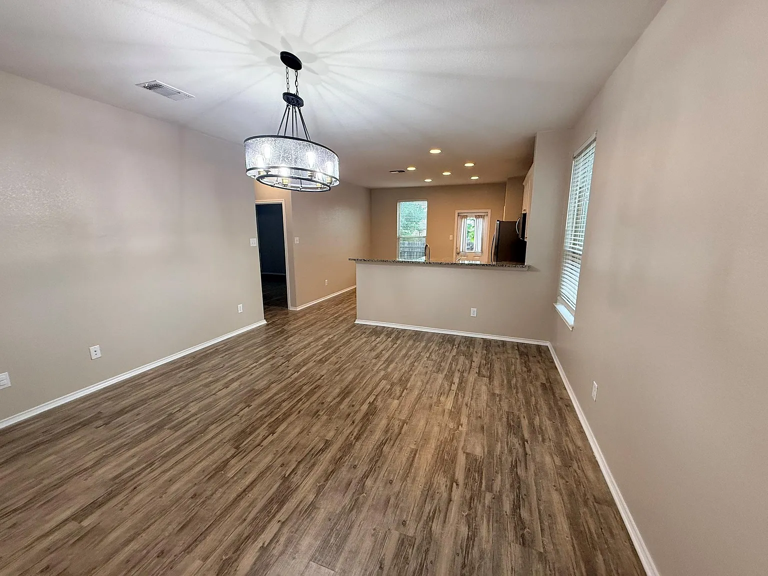 3 bed, 2.0 bath, 1207 sqft, $2,000 — Photo 2