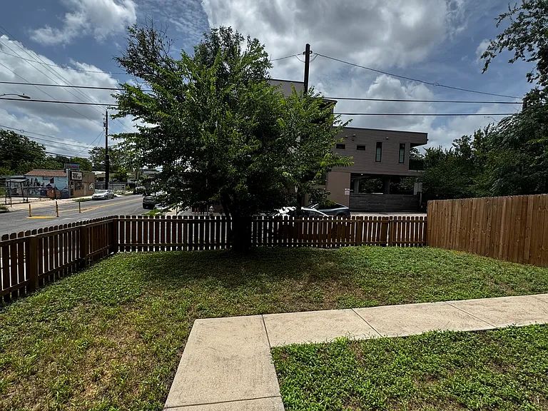 1300 Chicon St #A — Photo 33