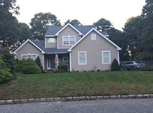 8 Silver Ct, Ridge, NY 11961