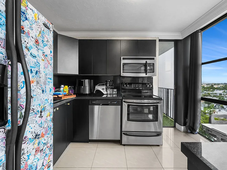 1000 Parkview Dr #1025 — Photo 10