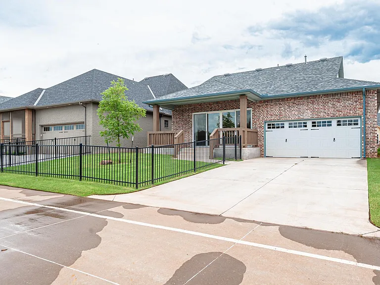 1809 Plaza District Dr — Photo 32