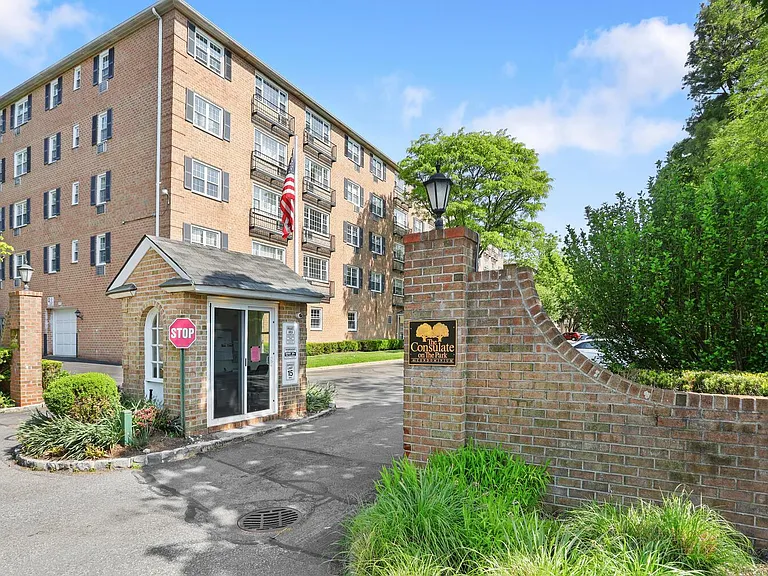 3 Consulate Dr #4F — Photo 36