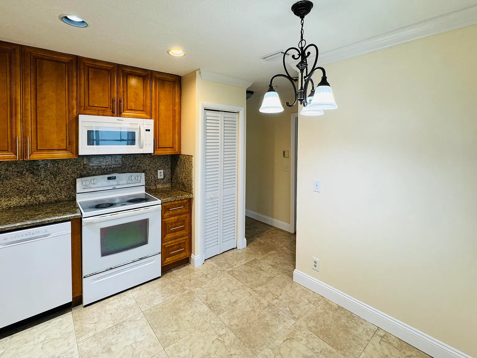 3 bed, 2.0 bath, 1600 sqft, $3,500 — Photo 4