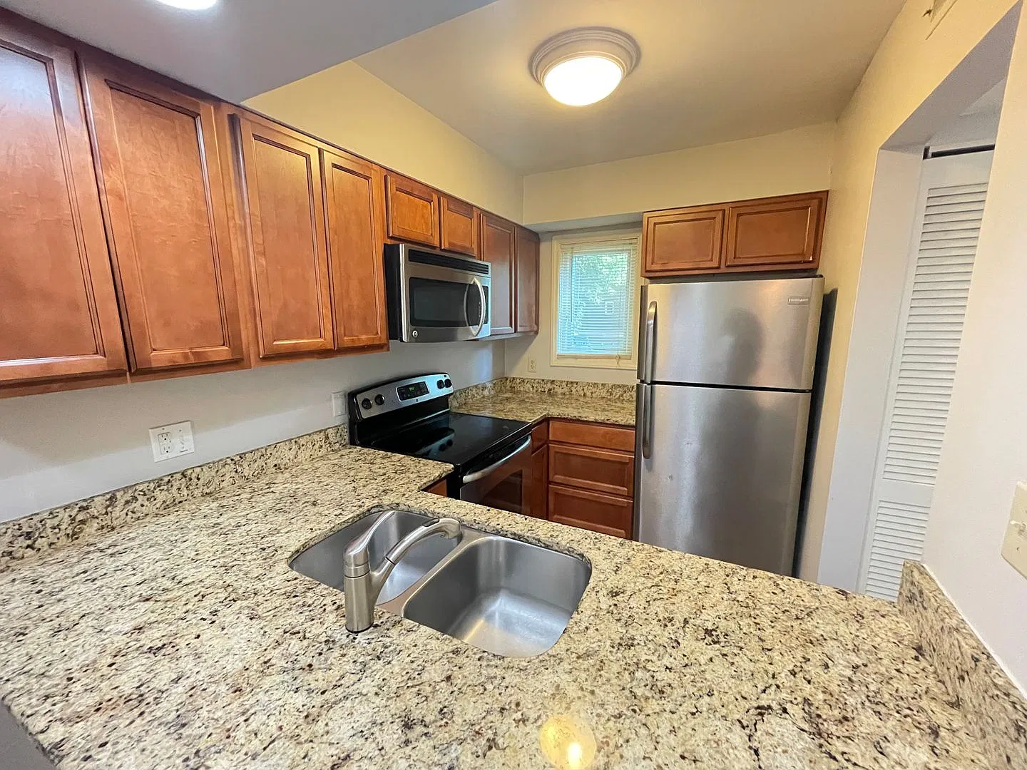 Wow! Must-see 2br in Chancellor Square...Updated, modern interior, walking distance to campus & d... — Photo 4