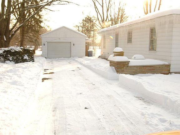 4th image of 406 Barker St