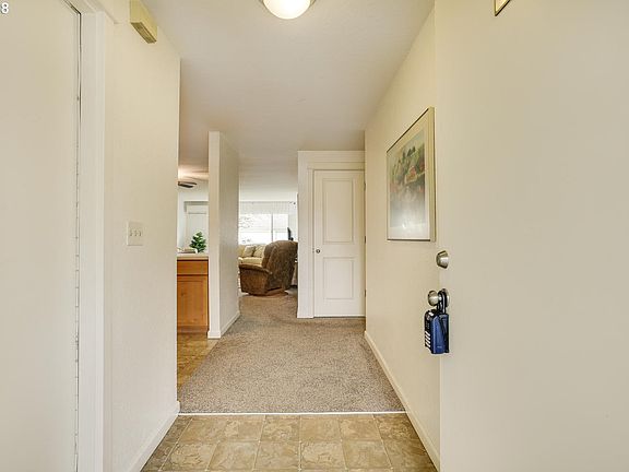 3rd image of 516 SE 157th Ave Unit 32