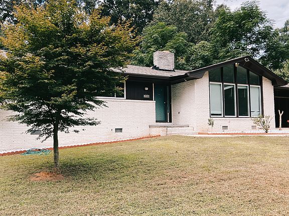 3rd image of 1950 Walton Woods Cir