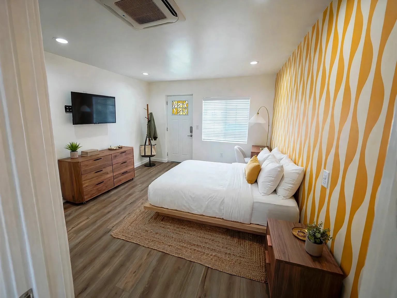 Studio, 300 sqft, $1,295 — Photo 2