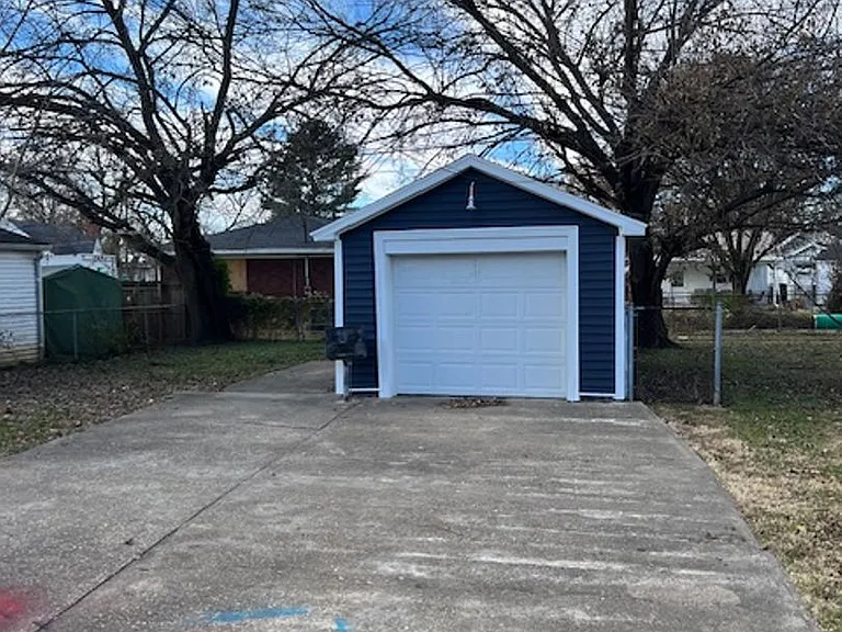 900 Hercules Ave — Photo 2